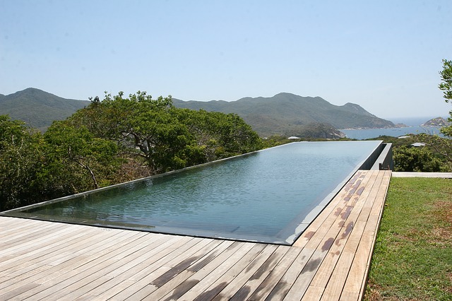 dřevěná podlaha u bazénu